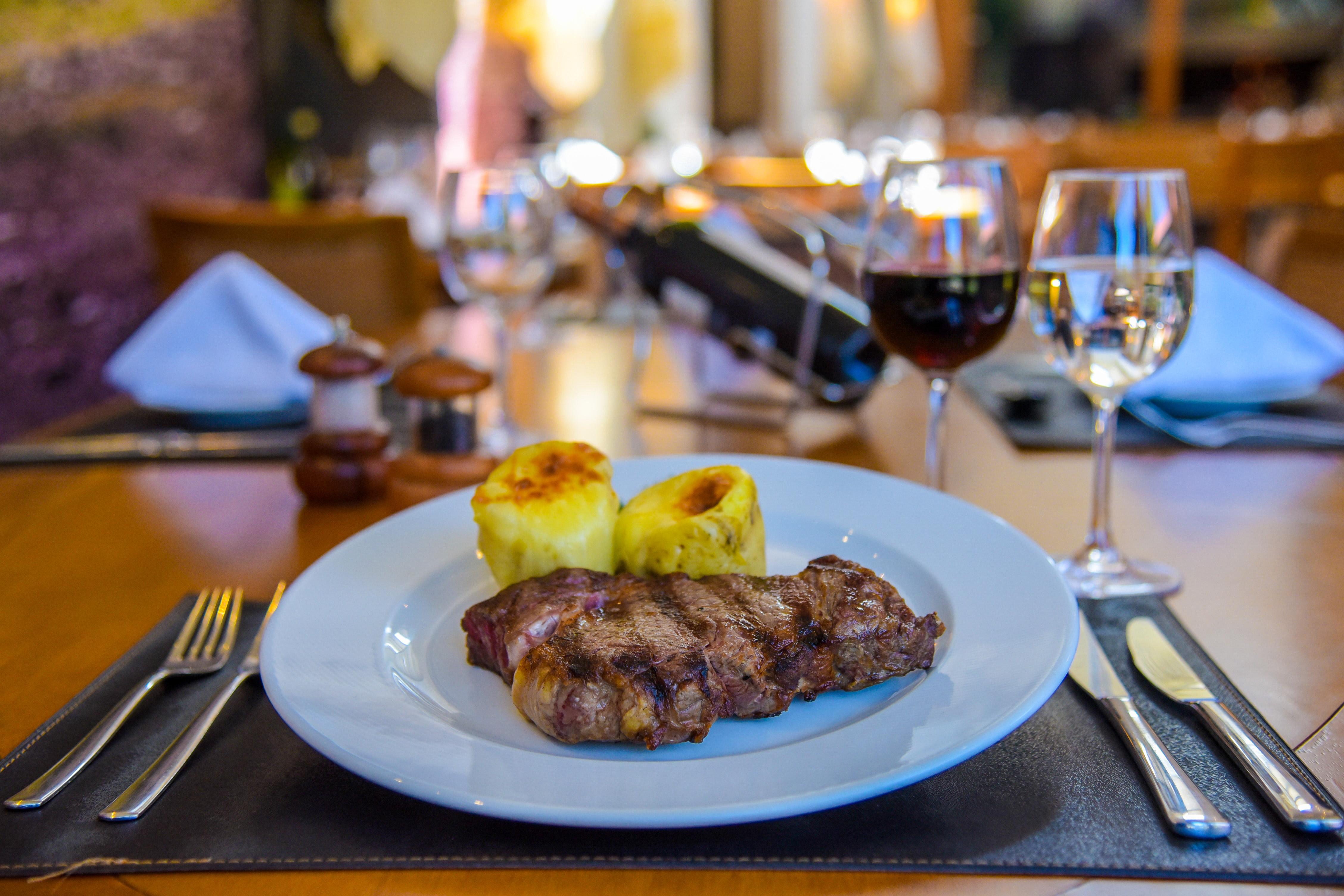 Wish Serrano Resort Gramado Eksteriør billede A steak with baked apples